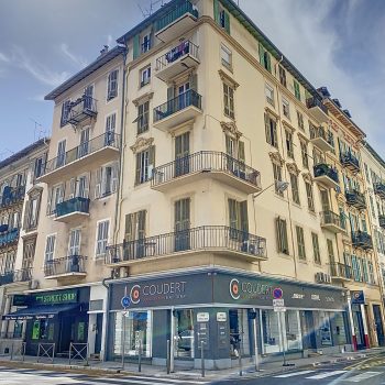Immeuble résidentiel de 8 appartements dans le centre de Nice.